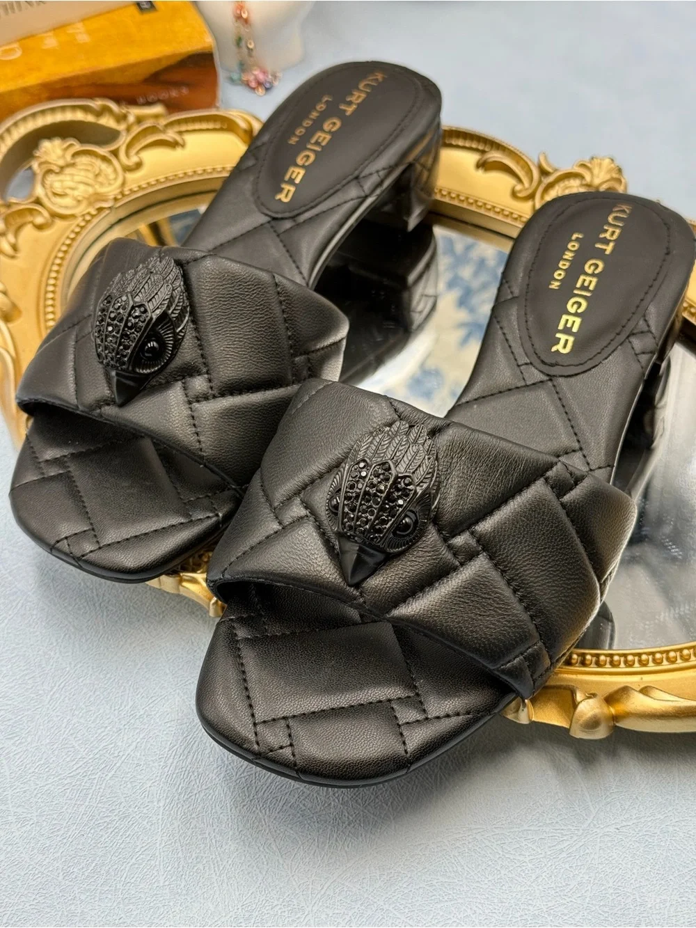 🆕 KURT GEIGER LONDON 🧿 NWOB Black Kensington Quilted Block Heel Sandal, Sz35 5